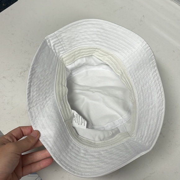 White “Los Angeles” bucket Hat - Picture 6 of 11